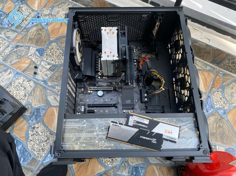 Bảo dưỡng và làm sạch toàn bộ bụi bẩn bên trong thùng máy PC