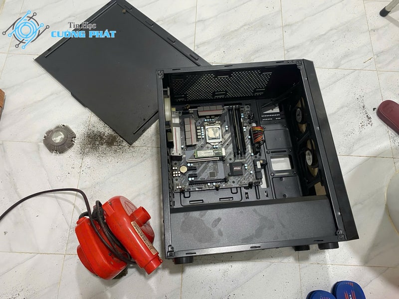 Thợ sửa máy tính đang tháo lắp và vệ sinh thùng PC tại nhà khách