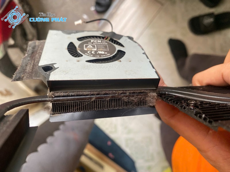 Quạt tản nhiệt laptop bị bụi bẩn bít kín khe gió trước khi vệ sinh