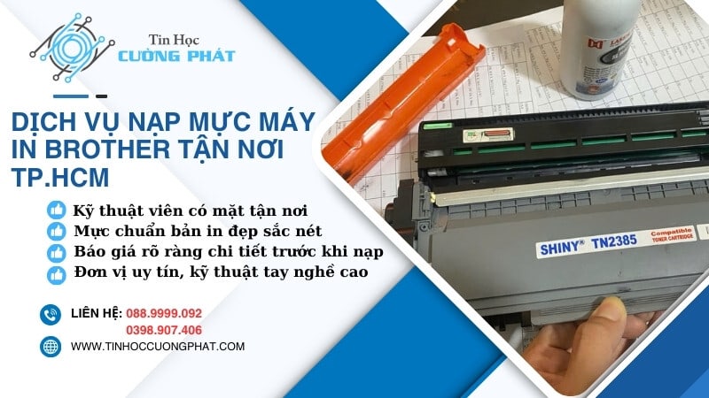 Kỹ thuật viên đang thực hiện nạp mực cho hộp mực máy in Brother với loại mực nạp siêu mịn chất lượng cao.