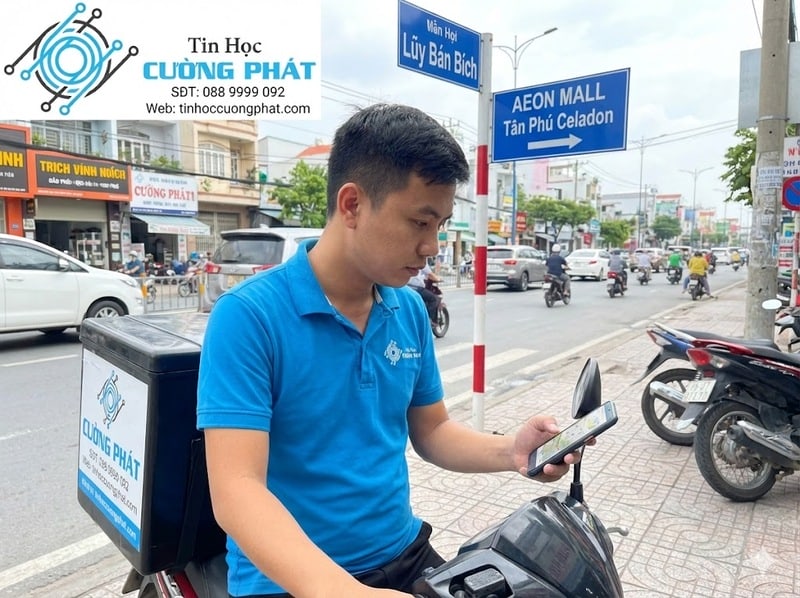 Đội ngũ kỹ thuật viên Tin Học Cường Phát di chuyển nhanh chóng bằng xe máy đến phục vụ các doanh nghiệp tại KCN Tân Bình và khu vực Aeon Mall.