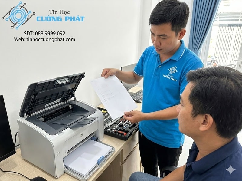 Kỹ thuật viên in bản test kiểm tra hiện trạng máy và thông báo rõ ràng cho khách hàng trước khi tiến hành nạp mực.